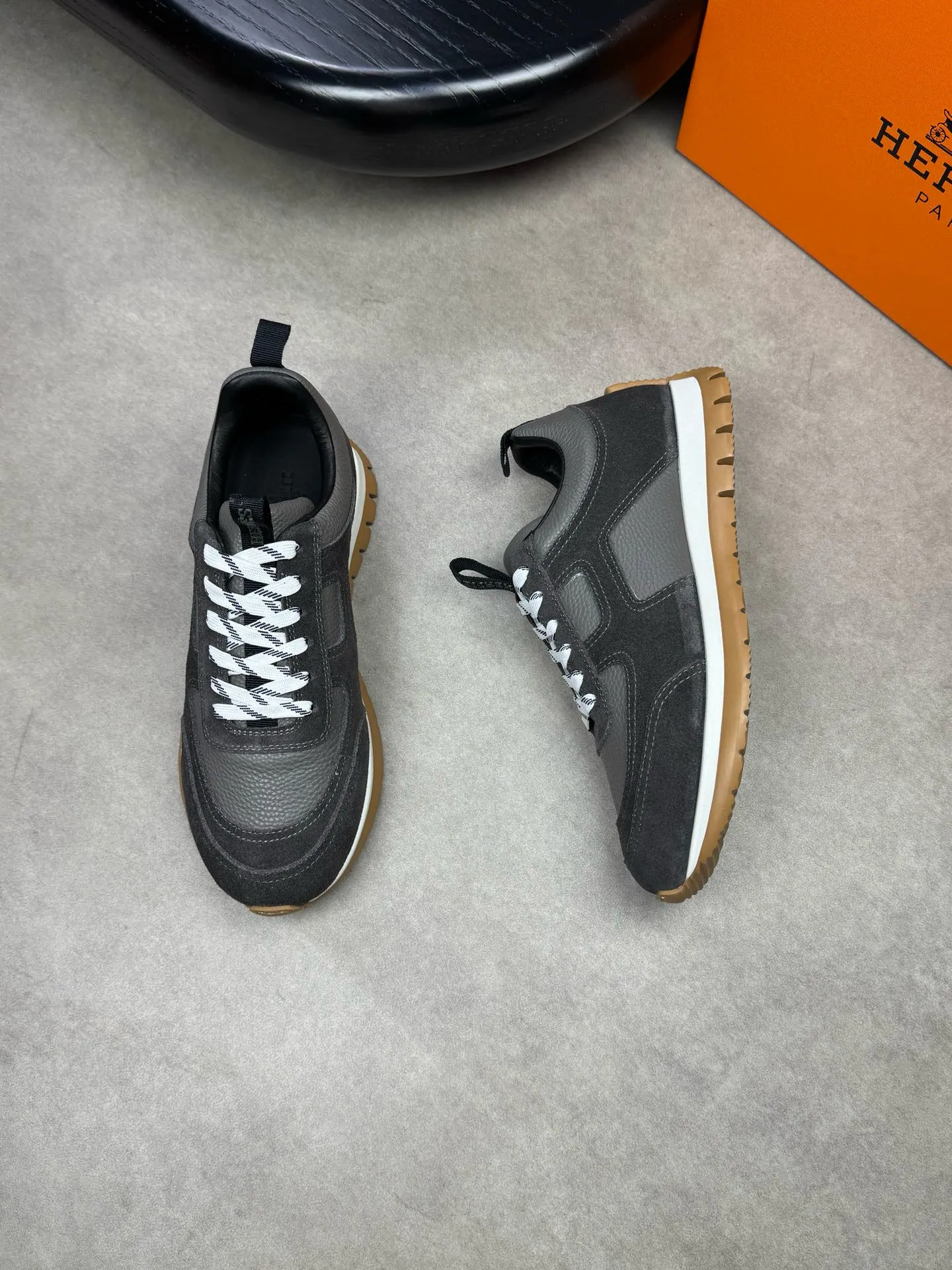 [HERMES] Hermes men's shoes 💰: 800💰 - High-end quality original items 🔍🔍🔍 casual sports shoes - Upper: 🔝 pebbled calfskin, suede calfskin, shoe body forged ´H´ totem, tongue webbing injection molded brand logo - Lining: brand canvas, foot pads; water-dyed cowhide -Outsole: Ultra-light T men's shoes 💰U foam; two-color molded outsole -Ultra-high quality control and fine workmanship: highlighted (high-end, extravagance, grade) -Size: 38-44 (45, can be customized)